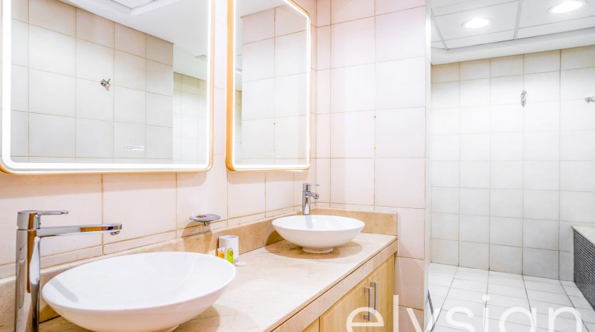 Apartment on Palm Jumeirah, Dubai, 2 bedrooms, 188 m2 / per year