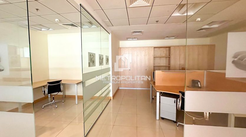 Офис в Джумейра Лейк Тауэрс, Дубай, 830.7 м2 / в год