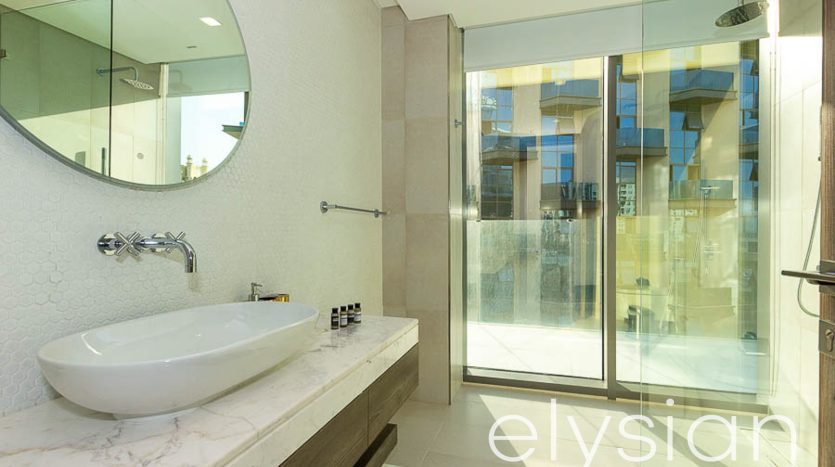 Apartment on Palm Jumeirah, Dubai, 3 bedrooms, 202 m2 / per year
