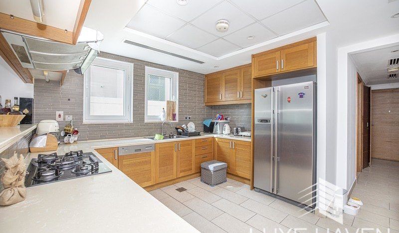 Villa on Jumeirah Park, Dubai, 3 bedrooms, 402.73 m2 / per year