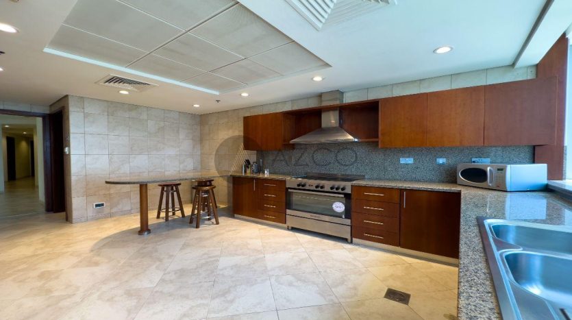 Apartment on Jumeirah Beach Residence, Dubai, 3 bedrooms, 240 m2 / per year
