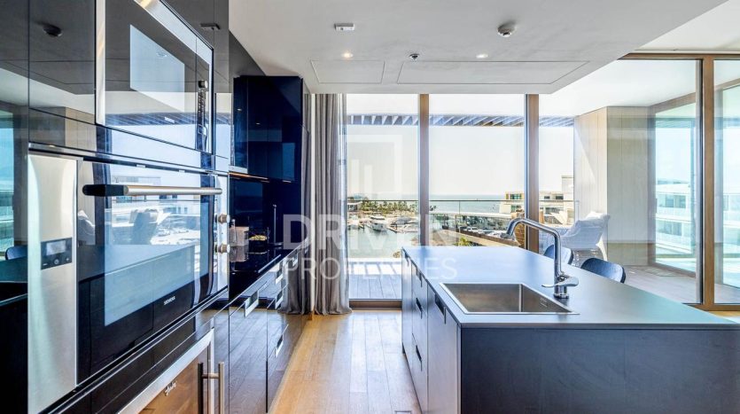Apartment on Jumeirah, Dubai, 3 bedrooms, 294 m2 / per year