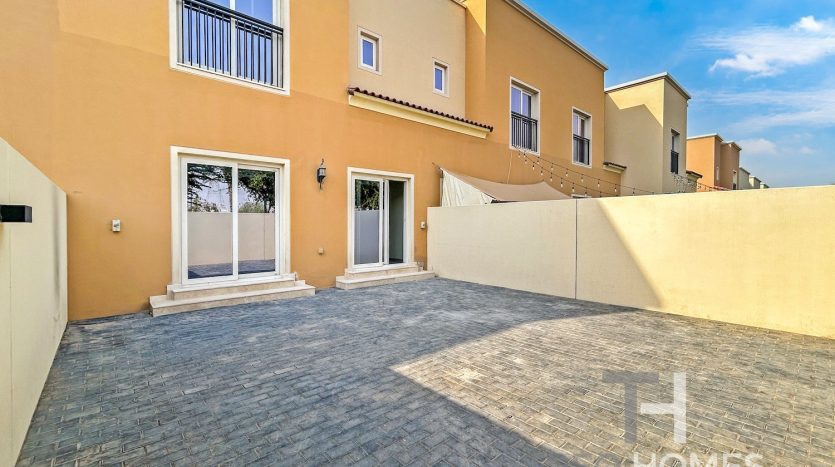 Townhouse on Dubai Land, Dubai, 2 bedrooms, 166 m2 / per year
