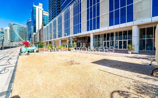 Shop on Business Bay, Dubai, 76.6 m2  | Foto 1