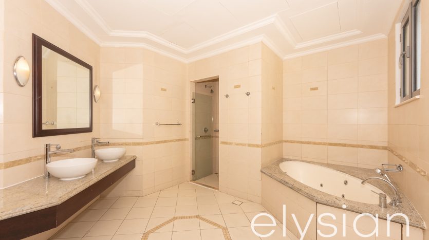 Villa on Palm Jumeirah, Dubai, 4 bedrooms, 622 m2 / per year