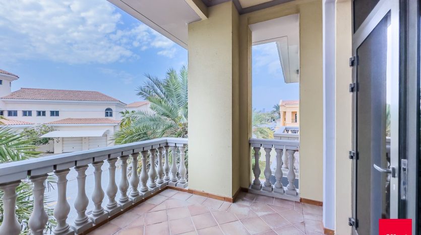 Villa on Palm Jumeirah, Dubai, 6 bedrooms, 1245.3 m2 / per year