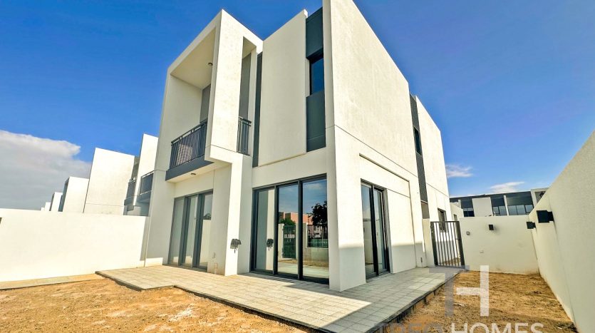 Таунхаус в Dubai Land, 4 спальни, 293 м2 / в год