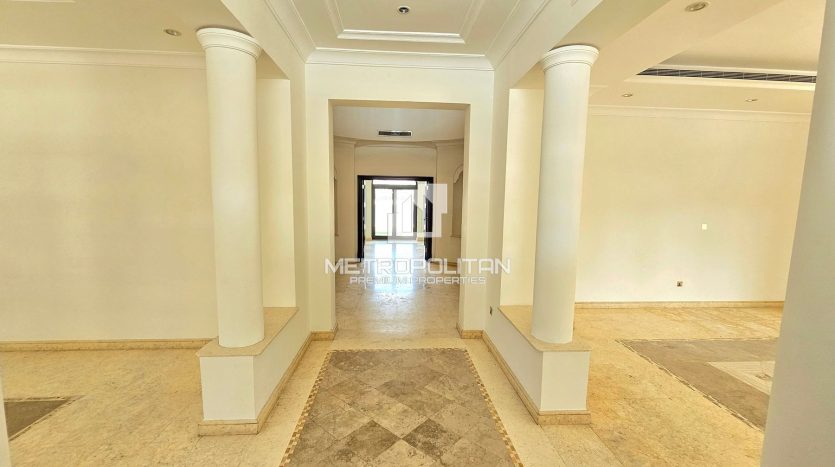 Villa on Palm Jumeirah, Dubai, 6 bedrooms, 1245 m2 / per year