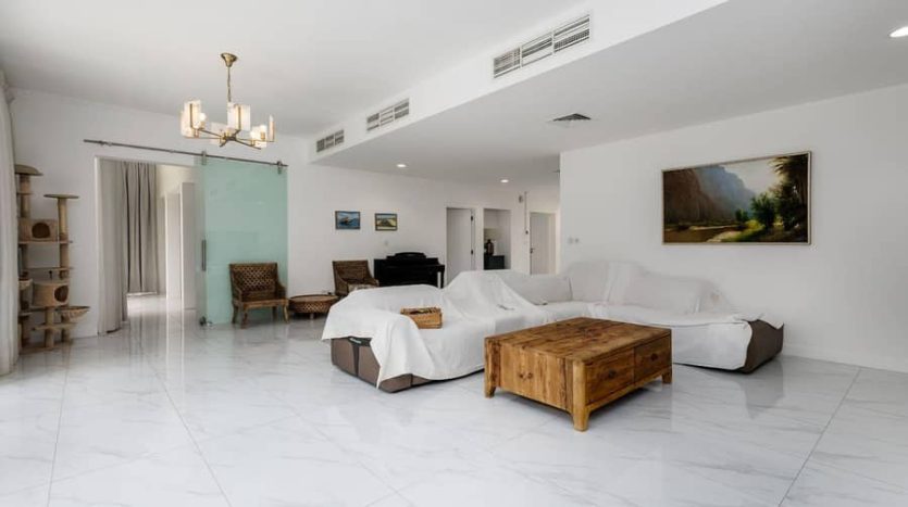 Villa on Arabian Ranchez, Dubai, 5 bedrooms, 860 m2 / per year