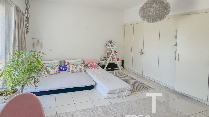 Villa on The Springs, Dubai, 3 bedrooms, 228 m2 / per year