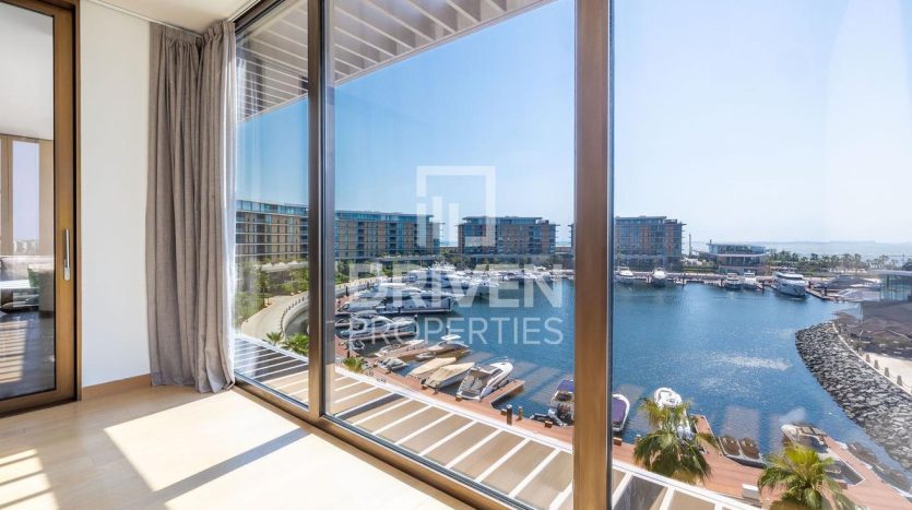 Apartment on Jumeirah, Dubai, 3 bedrooms, 294 m2 / per year