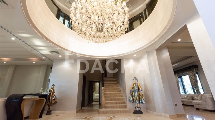 Villa on Palm Jumeirah, Dubai, 6 bedrooms, 836.1 m2 / per year