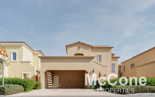 Villa on Dubai Land, Dubai, 4 bedrooms, 400.04 m2 / per year
