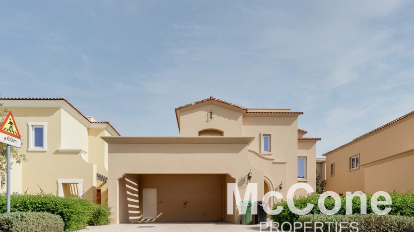 Вилла в Dubai Land, 4 спальни, 400.04 м2 / в год