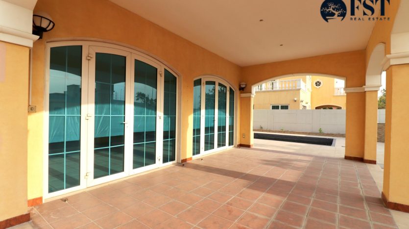 Villa on Jumeirah Park, Dubai, 5 bedrooms, 834 m2 / per year