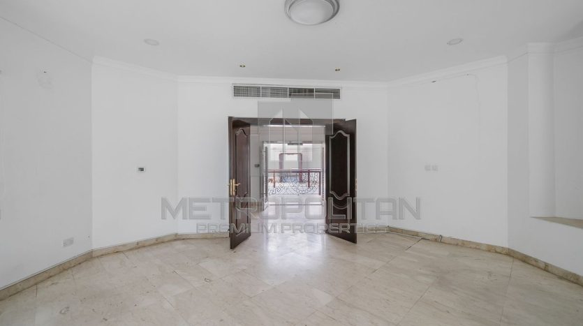 Villa on Umm Suqeim, Dubai, 7 bedrooms, 1520 m2 / per year