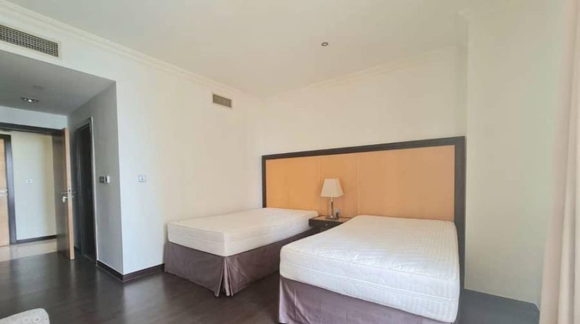 Apartment on Jumeirah Beach Residence, Dubai, 4 bedrooms, 288 m2 / per year