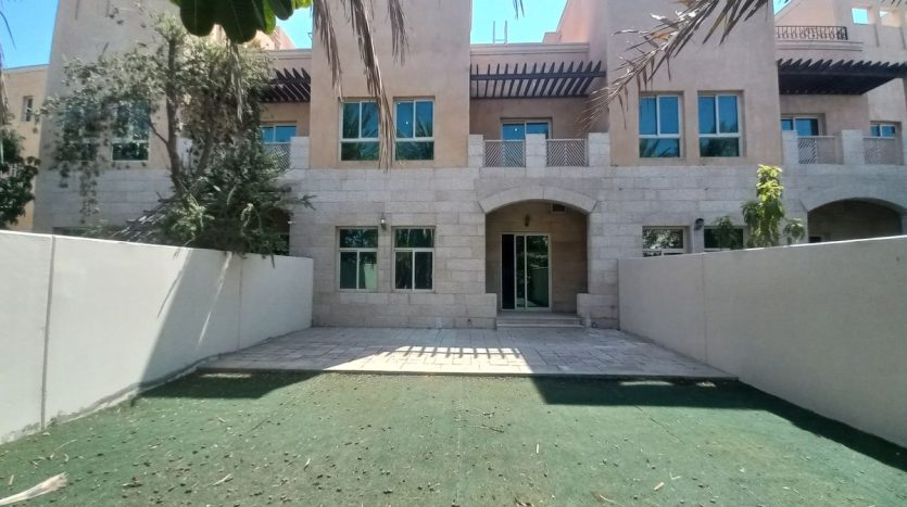 Commercial property on Al Mushrif, Abu-Dhabi, 4 bedrooms, 325 m2 / per year