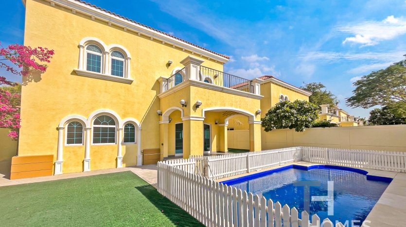 Вилла в Jumeirah Park, Дубай, 3 спальни, 328 м2 / в год
