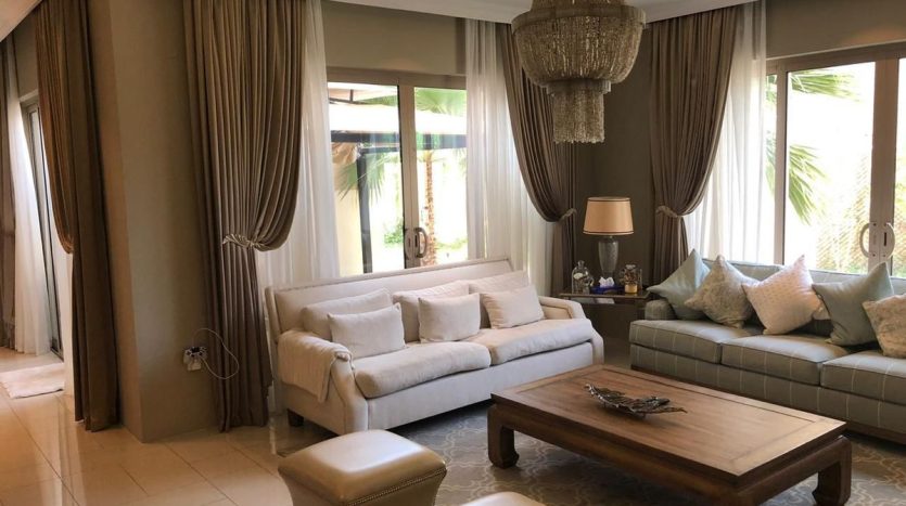 Commercial property on Al Raha Gardens, Abu-Dhabi, 4 bedrooms, 300 m2 / per year