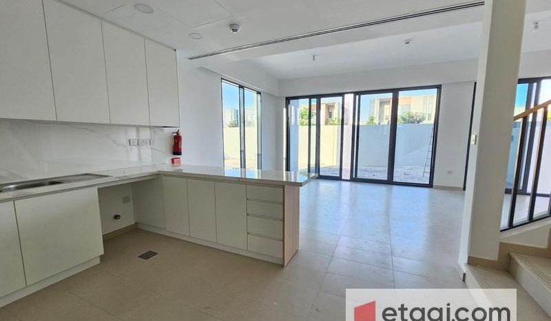 Таунхаус в Dubai Land, 4 спальни, 252 м2 / в год