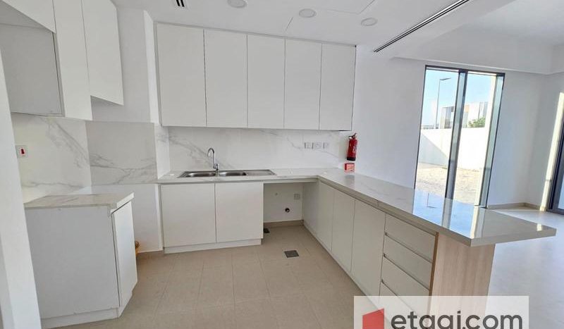 Таунхаус в Dubai Land, 4 спальни, 252 м2 / в год