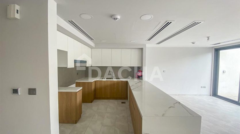 Townhouse on Dubai Land, Dubai, 3 bedrooms, 325 m2 / per year