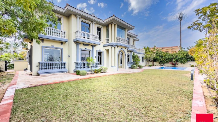 Villa on Palm Jumeirah, Dubai, 6 bedrooms, 1245.3 m2 / per year