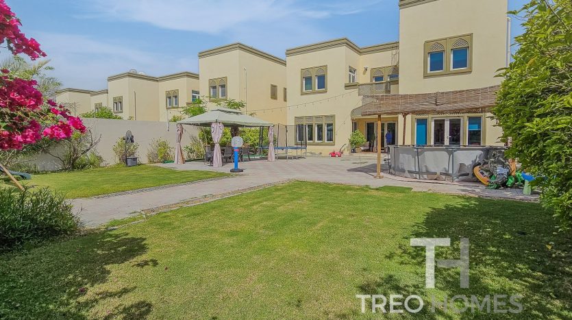 Вилла в Jumeirah Park, Дубай, 3 спальни, 680 м2 / в год