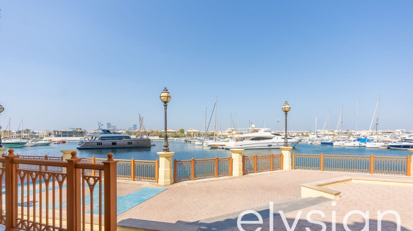 Townhouse on Palm Jumeirah, Dubai, 2 bedrooms, 376 m2 / per year