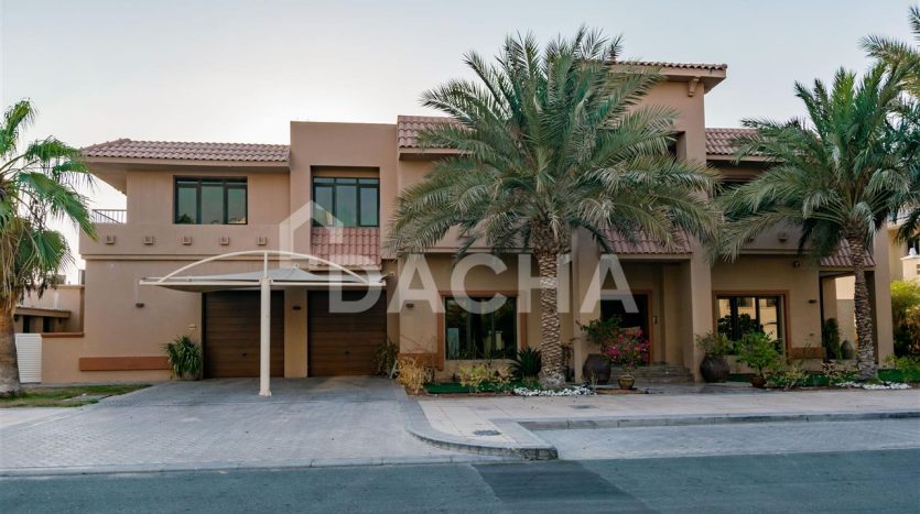 Villa on Palm Jumeirah, Dubai, 6 bedrooms, 836.1 m2 / per year