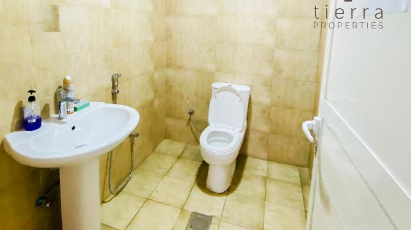 Склад в Al Quoz, Дубай, 306.6 м2 / в год