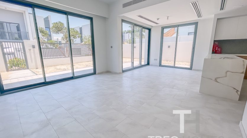 Таунхаус в Dubai Land, 4 спальни, 256 м2 / в год