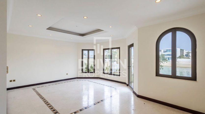 Villa on Palm Jumeirah, Dubai, 5 bedrooms, 511 m2 / per year