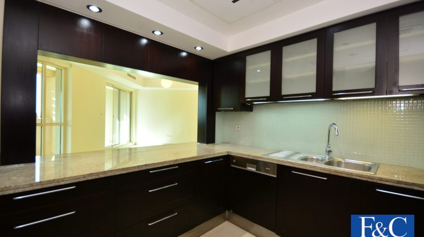 Apartment on The Views, Dubai, 2 bedrooms, 136 m2 / per year