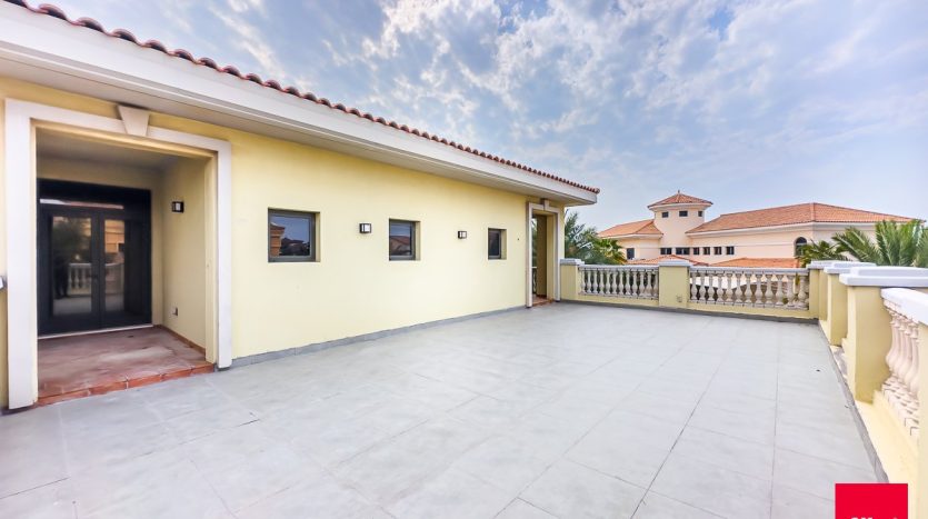Villa on Palm Jumeirah, Dubai, 6 bedrooms, 1245.3 m2 / per year