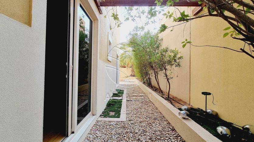 Villa on Al Raha Gardens, Abu-Dhabi, 3 bedrooms, 255 m2 / per year