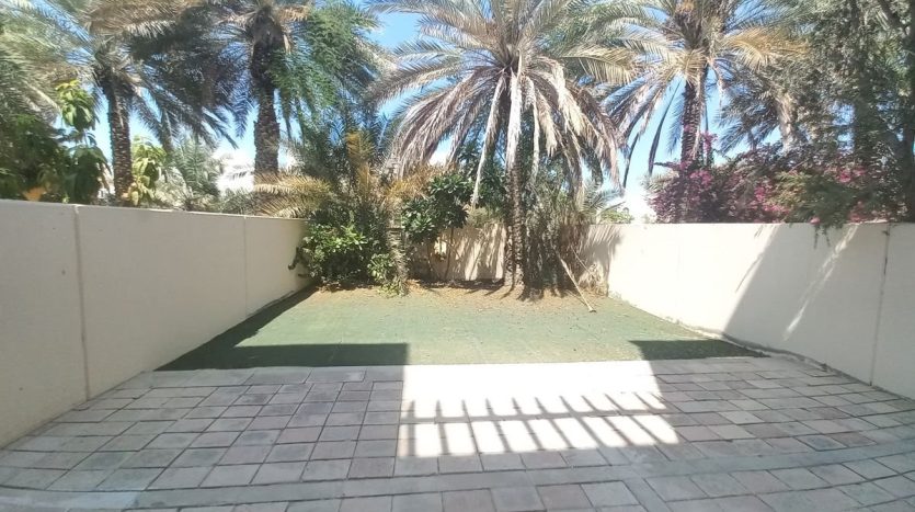 Commercial property on Al Mushrif, Abu-Dhabi, 4 bedrooms, 325 m2 / per year