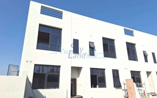 Commercial property on Jumeirah, Dubai, 3 bedrooms, 464.5 m2 / per year