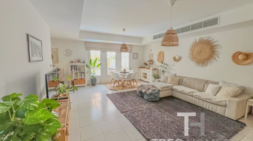Villa on The Springs, Dubai, 3 bedrooms, 228 m2 / per year