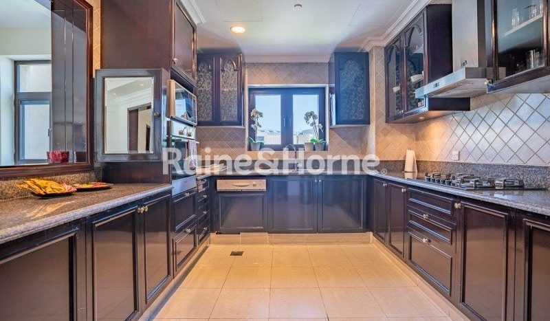 Apartment on Old Town, Dubai, 3 bedrooms, 204.2 m2 / per year