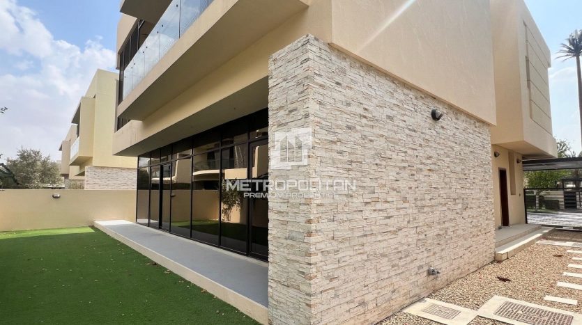 Villa on DAMAC Hills (Akoya by DAMAC), Dubai, 5 bedrooms, 450 m2 / per year