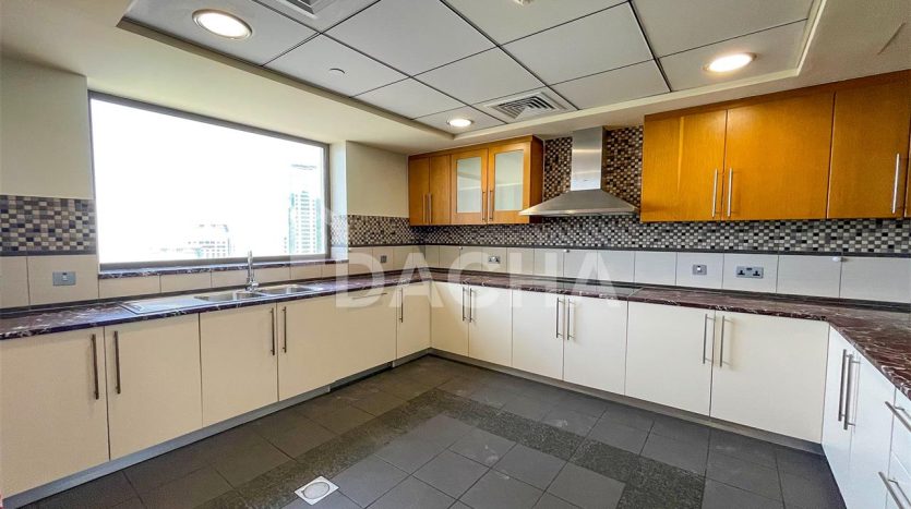 Apartment on Jumeirah Beach Residence, Dubai, 2 bedrooms, 136 m2 / per year