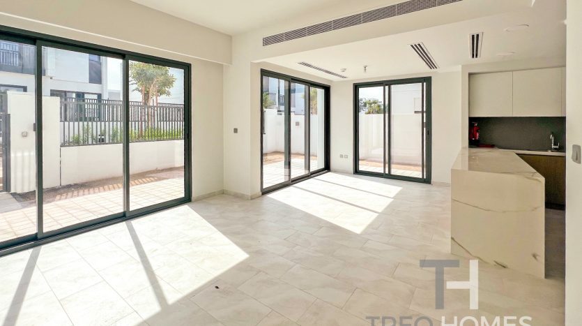 Вилла в Dubai Land, 4 спальни, 217 м2 / в год