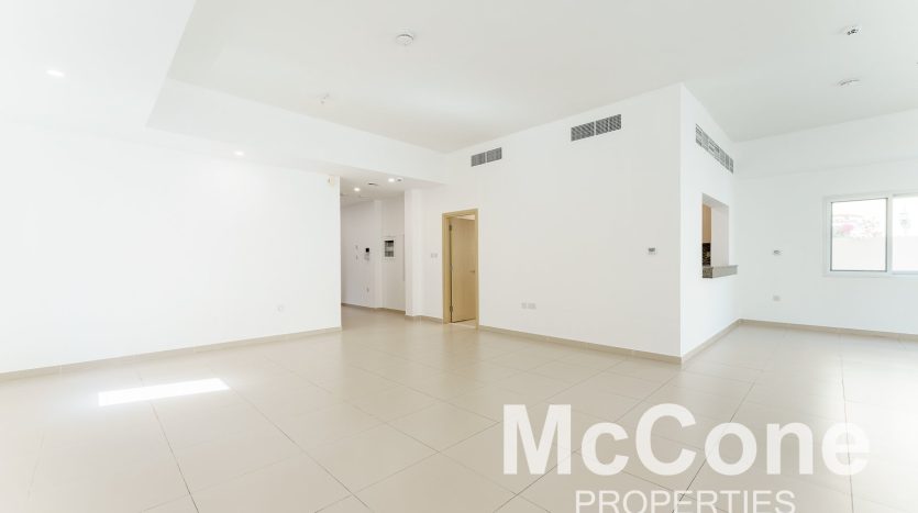 Вилла в Dubai Land, 4 спальни, 400.04 м2 / в год
