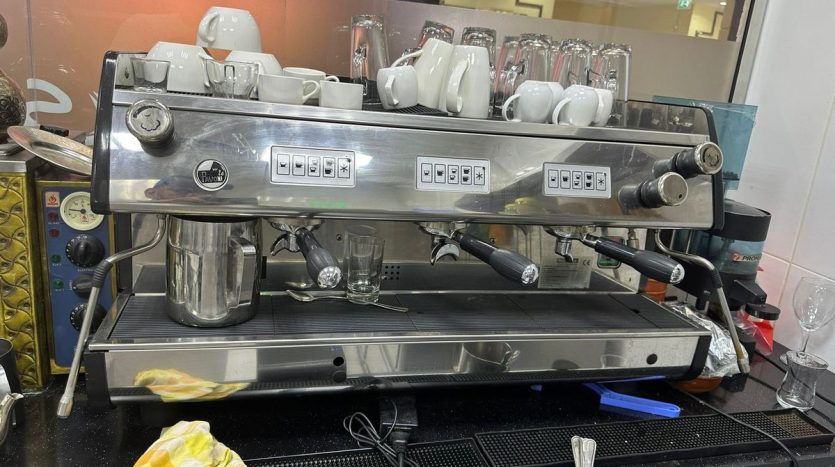 Shop on Mohamed Bin Zayed City, Abu-Dhabi, 203 m2  | Foto 1