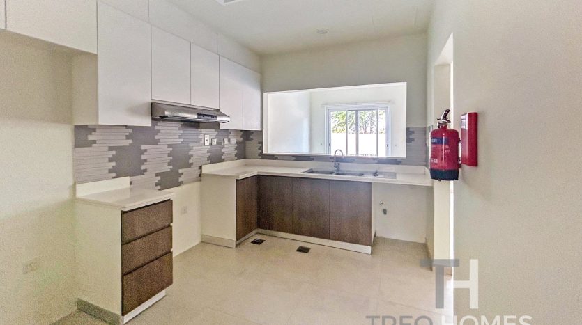 Townhouse on Dubai Land, Dubai, 2 bedrooms, 166 m2 / per year