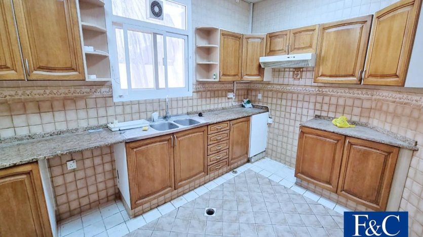 Вилла в Умм-Сукейм, Дубай, 4 спальни, 650.3 м2 / в год