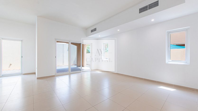 Villa on Dubai Land, Dubai, 4 bedrooms, 400 m2 / per year