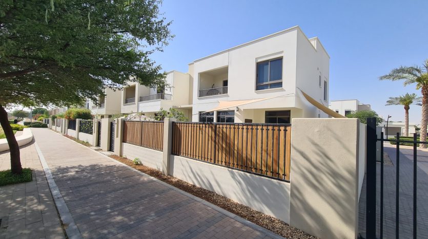 Townhouse on Town Square, Dubai, 4 bedrooms, 292 m2 / per year